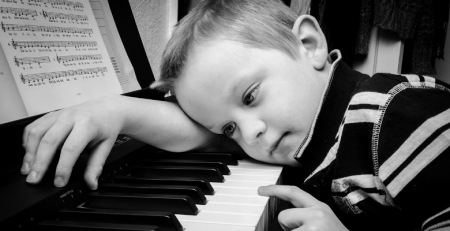 Música melhora conectividade cerebral em crianças autistas, revela estudo internacional